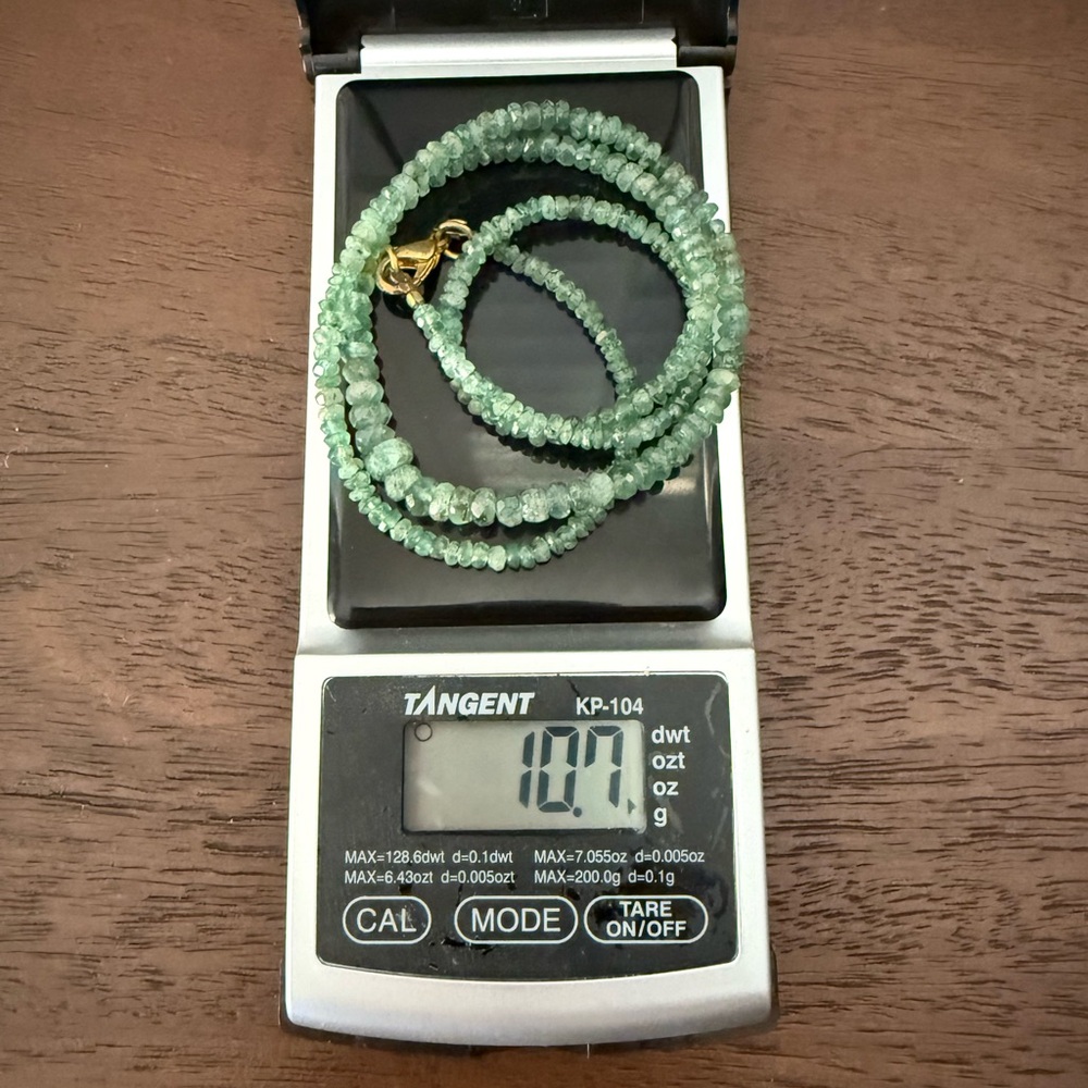 Faceted natural emerald bead necklace - Picture 10 of 14